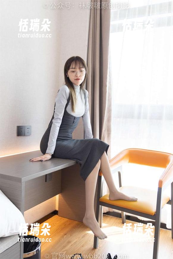 BoBoSocks袜啵啵-稚予 BoBoSocks袜啵啵 - 稚予的作品,两双大腿袜,在图片里慢慢流淌。超吸引人。