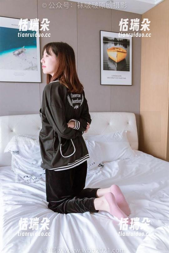 BoBoSocks袜啵啵-稚予 BoBoSocks袜啵啵 - 稚予用全套写真展示了两双高跟鞋的完美与滑稽