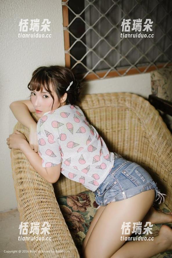 BoLoli菠萝社-柳侑绮Sevenbaby BoLoli菠萝社 - 柳侑绮Sevenbaby的夏日私拍,屏幕另一边的目光真让人心里发毛。