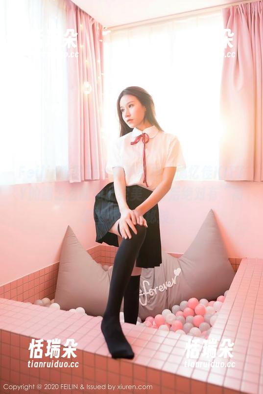 Feilin嗲囡囡-施忆佳KITTY Feilin嗲囡囡 - 真不明白,施忆佳KITTY的腿怎么能如此完美,背后绝对有“高清壁纸”的秘技。