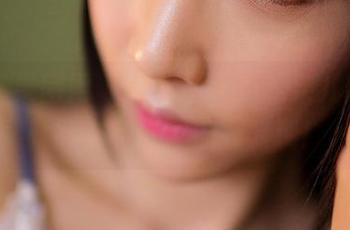 GIRLT果团网 – 拿起手机，松果儿的白裙就能在网盘里摩擦显现！