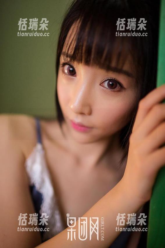 GIRLT果团网-松果儿 GIRLT果团网 - 拿起手机,松果儿的白裙就能在网盘里摩擦显现!