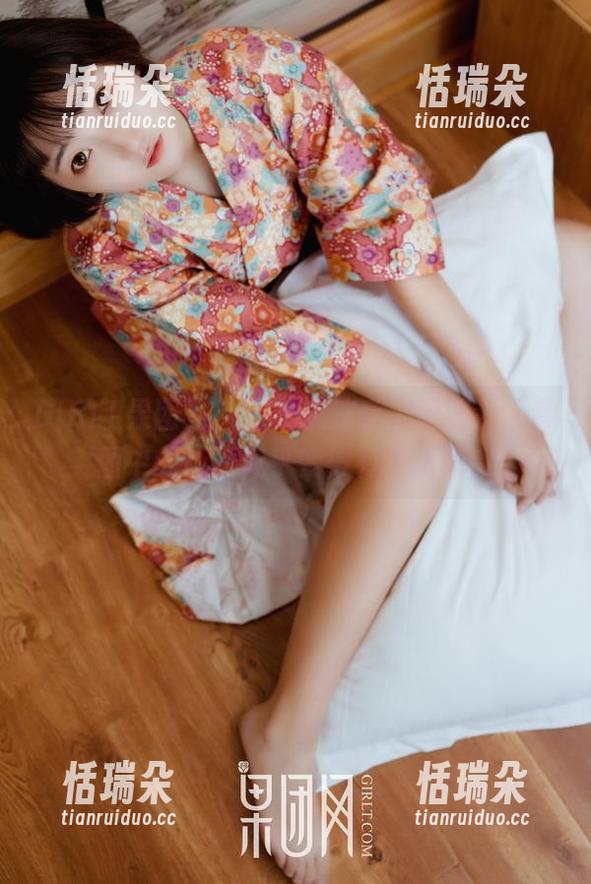 GIRLT果团网-王婉悠 GIRLT果团网 - 当王婉悠穿上职业装,套图中的认真似乎变得有点滑稽。