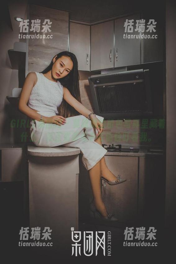 GIRLT果团网-莫雅淇 GIRLT果团网 - 莫雅淇的粉色写真里藏着什么,反正资源似乎在偷偷盯着我。
