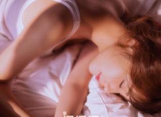 听说下载这位美女画家的作品能提升艺术素养？果团网真是个神奇的地方！