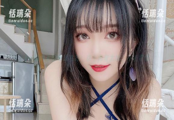 Leah梓未 Leah梓未的眼镜私拍:这个角度太绝,不看可惜