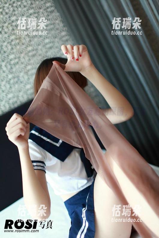 ROSI 相机前的她:ROSI女友私拍原图,真实又有点儿闹心。