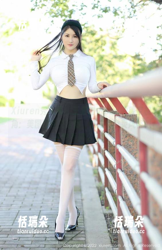 Xiuren秀人网-王馨瑶yanni Xiuren秀人网 - 王馨瑶yanni的镂空视角:美图图包交给你,浓浓的空灵风格似乎也不那么空虚