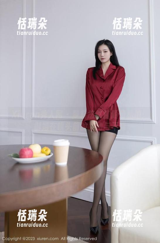 Xiuren秀人网-萝莉悠悠酱 Xiuren秀人网 - 萝莉悠悠酱倾情私拍:御姐在镜头前的灵动与不羁
