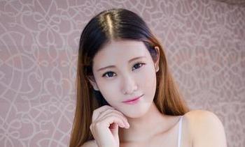 YouWu尤物馆 – 最新套图上线：在泳池边，孟狐狸FoxYini好像随时准备开启一次水上历险。