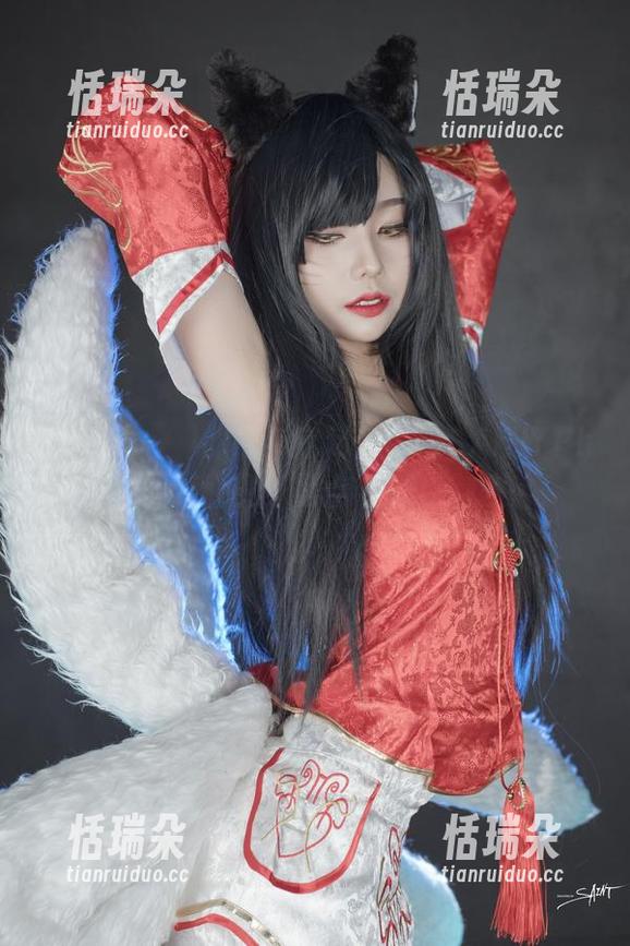 Yuna(윤아)的最新定制作品：SAINTPhotolife里，黑与白难以割舍