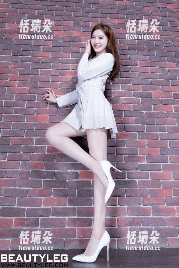 beautyleg-Ruby beautyleg - Ruby在图库里的水中游泳,看她怎样驾驭死库水