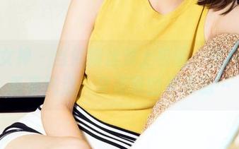 克拉女神 – 当依娜丝穿上校服，图片中的青春气息，突袭我的老灵魂…