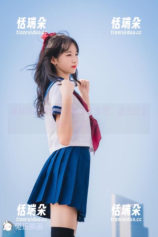 兔玩映画 兔玩映画的最新天台少女套图,居然这么会玩?有点上头!