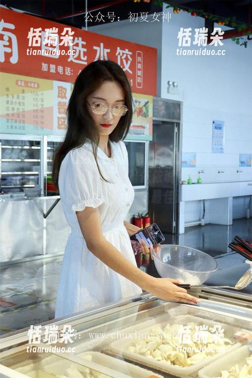 初夏女神-依依 初夏女神 - 全套写真?依依说,只要柱子够长,庐山瀑布就是最佳道具!
