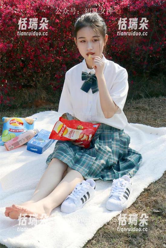 初夏女神-点点 初夏女神 - 点点的油亮:想看就得下载高清版,不给你留情!