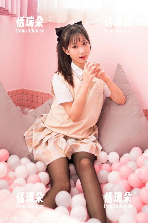 嗲囡囡-施忆佳KITTY 嗲囡囡 - 这就是施忆佳KITTY最新的连体衣图片,让我不仅在想:怎么可以把它穿得这么自然?