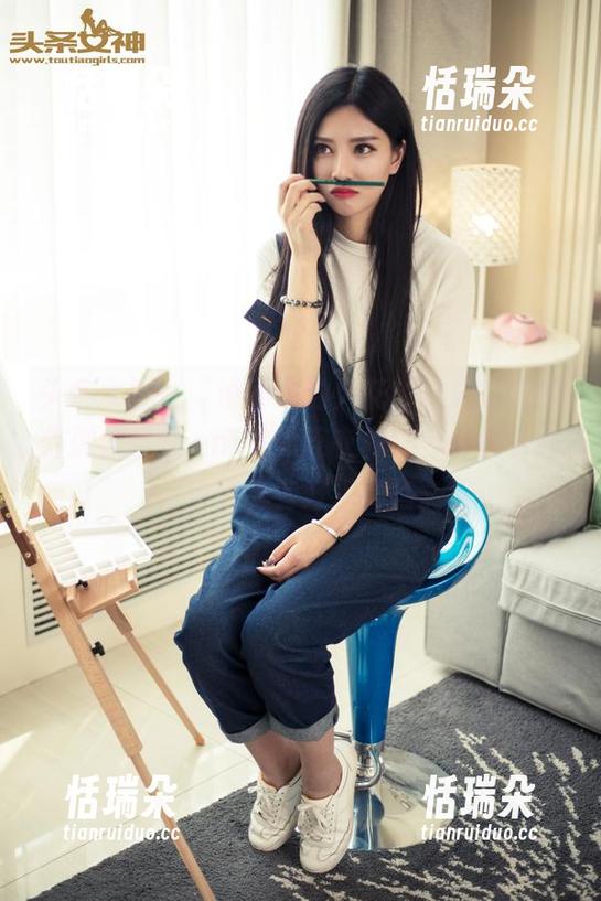 头条女神-JennyR 头条女神 - “说不清的火花:这记彩色的炸弹来自JennyR的连衣裙”——快下载,也许会有好运降临。