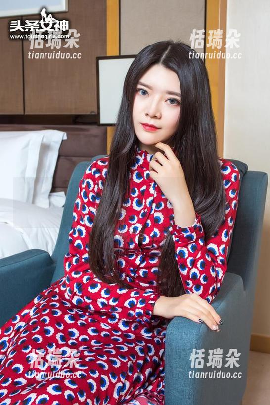 头条女神-杨曼妮 头条女神 - 原图在手,长腿随心:杨曼妮的作品集不简单