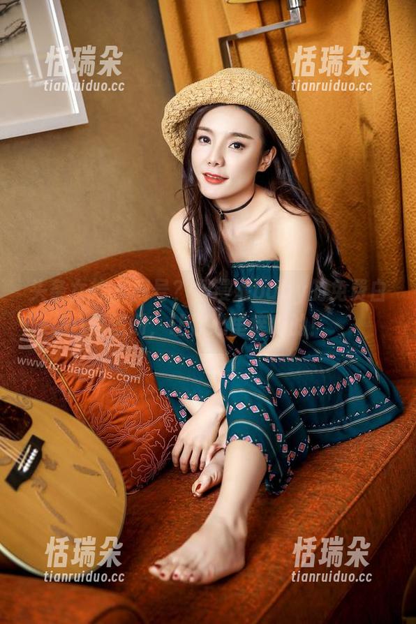 头条女神-杨漫妮baby 头条女神 - 问号?杨漫妮baby的免费白丝图册,让你心里痒痒的!