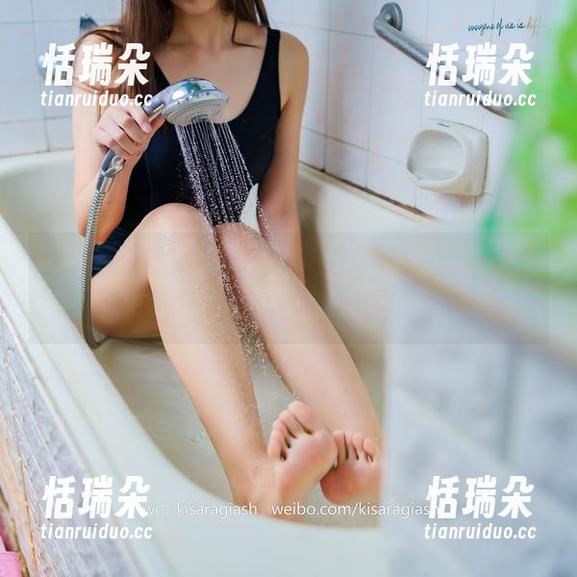 如月灰 碧蓝航线游荡:如月灰的镇海旗袍照片,大海的陪衬