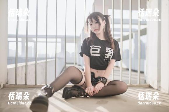 宅夏yoko 看得我心痒的宅夏yoko与她的美图,白内衣里藏了多少想象呢。