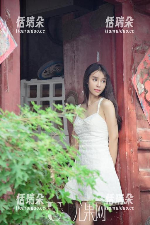 尤果网-小欧 尤果网 - 小欧的礼服合集:幸好我只是在看图包,不然可能会因想学姿势摔倒两次。