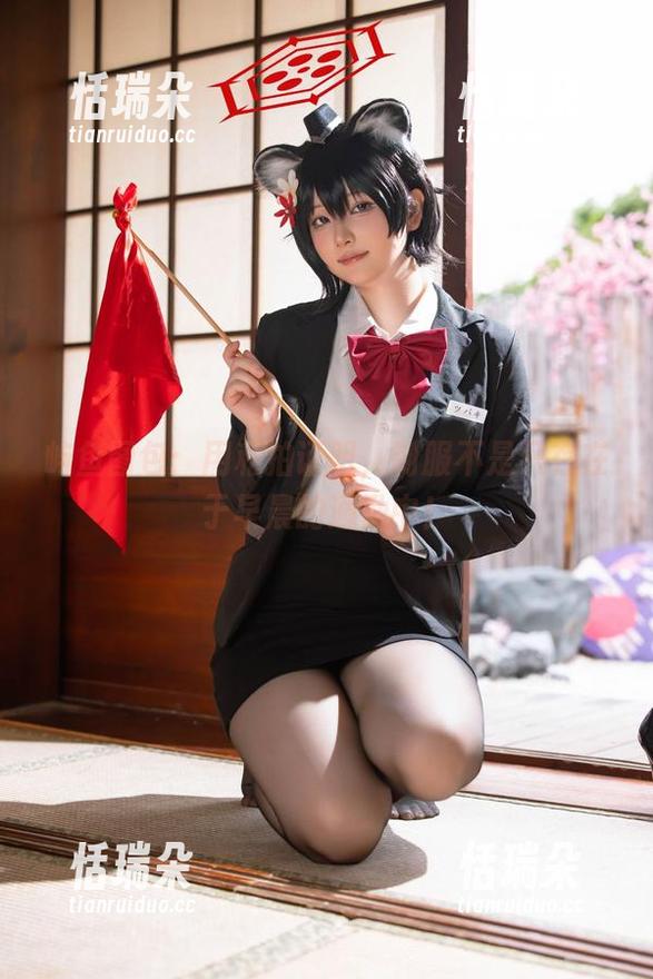 屿鱼 屿鱼图包:用私拍证明,制服不是只存在于早晨的通勤中!