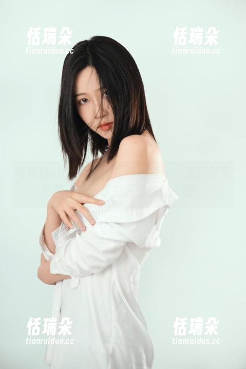 年年Nnian 年年Nnian在黑白里寻味道——原图时而严肃,套图却总是俏皮的一面!
