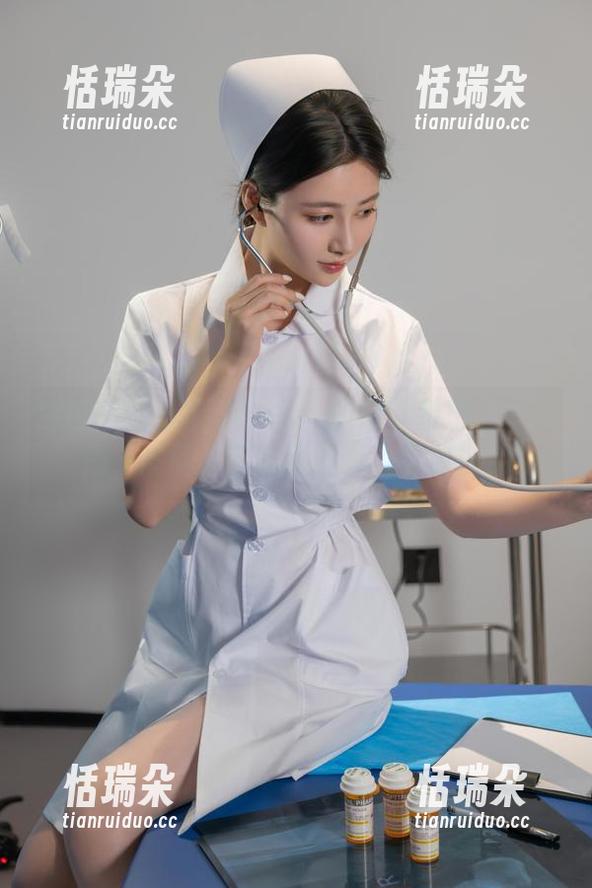 年年Nnian 白色网衫是年年Nnian的战斗装备——原图,请问今天的目标是,干嘛去?