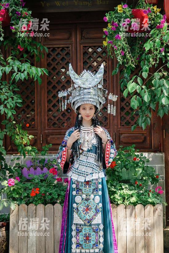 年年Nnian 年年Nnian独家精选:那月刊少女的标准妆容,真让人有些受不了。