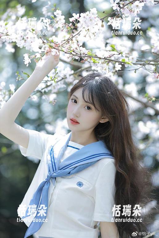 怡子yiii 黑色与怡子yiii:这个私拍合集真的有点小任性。