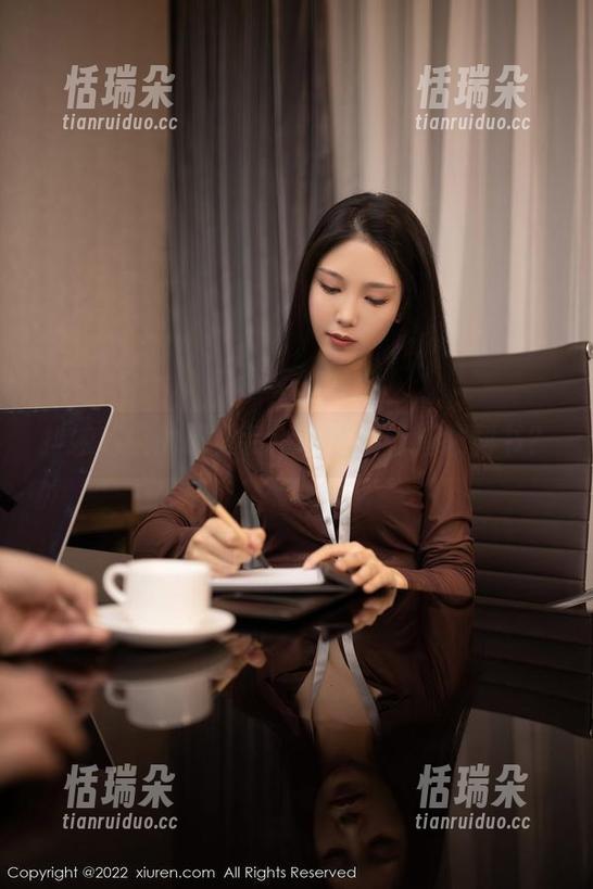 抖娘利世 抖娘利世的职业装:职场穿搭新教科书?