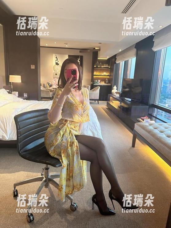 果儿Victoria 微密圈 - “果儿Victoria的白丝套装,不买不下载都是小傻瓜!”作品集就在这儿,速速来哈。