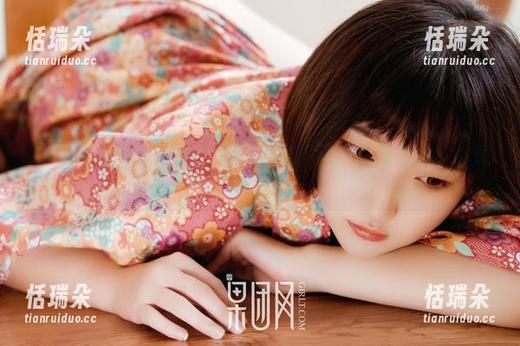 果团网-蜜桃Q妹儿 果团网 - 只需一瞥,蜜桃Q妹儿的美脚福利不去探个究竟,才怪!