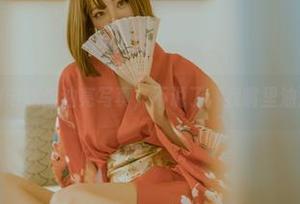 看桃良阿宅这组油亮写真，不说了，我嘴里油滋滋的。