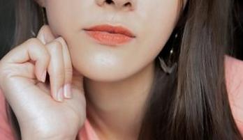 梦丝女神 – 晓晓与她的蕾丝女仆图包，咋这么容易引人遐想呢？