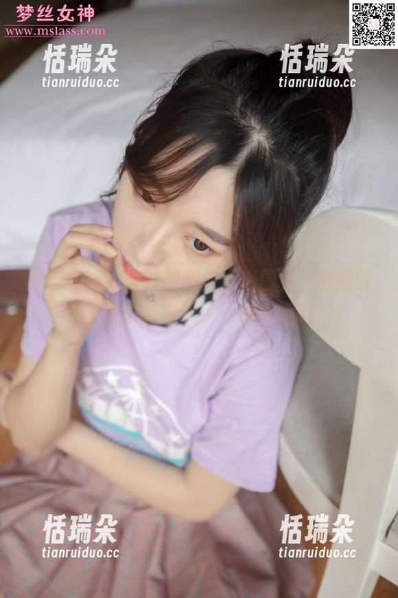 梦丝女神-香萱 梦丝女神 - 香萱的高清瑜伽图包,弯腰时是不是难免碰到了一点小尴尬?