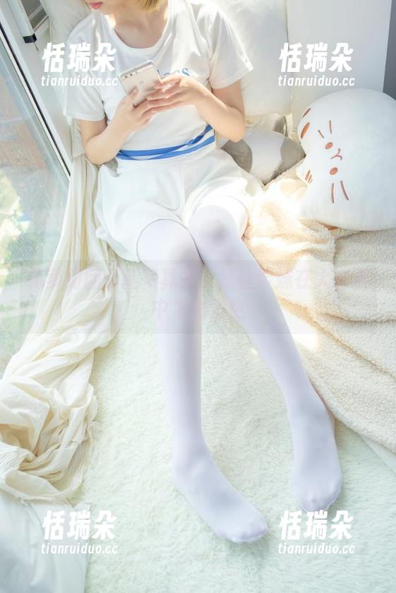 森萝财团 森萝财团最新写真集:黑丝学妹在大自然中发光发热
