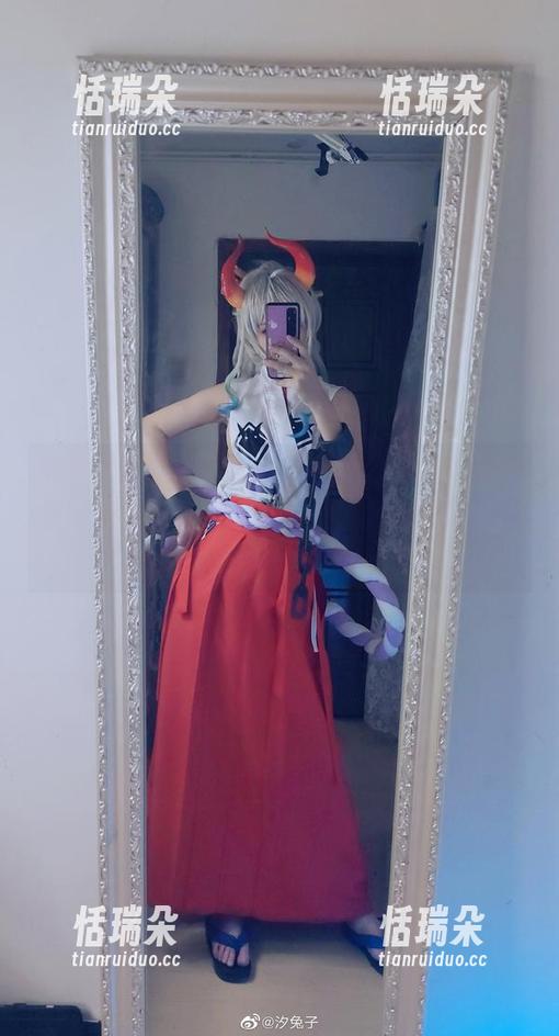 汐兔子 每次看到汐兔子那高清礼服的作品,我都想对着屏幕鞠个躬,礼服怎么这么会穿呢?