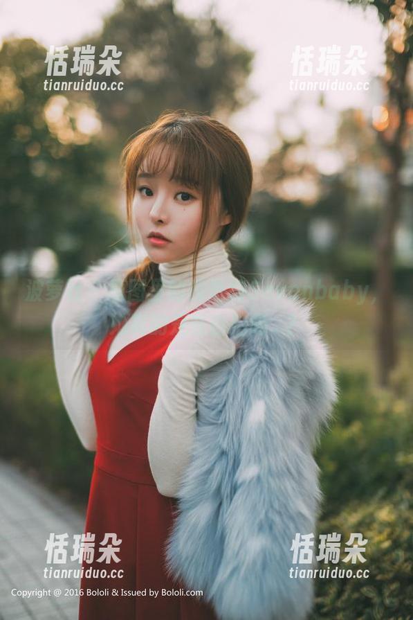 波萝社-柳侑绮Sevenbaby 波萝社 - 原图里的柳侑绮Sevenbaby,她真的是在自拍吗...?