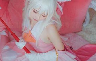 明日方舟-巫恋的渊秧：写真原图，怎么觉得有点……不太一样呢？
