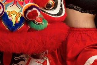爱尤物 – 免费图集？看赵伊彤的制服试试吧，谁说不可以有点眼福？
