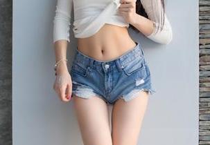 爱蜜社 – 精选照片，心妍小公主和她那袭黑丝旗袍，犹如一场视觉的热门剧集，不信你也来瞧！