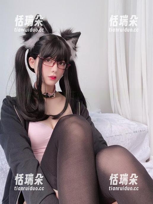 眼酱大魔王w 谁能抗拒眼酱大魔王w的制服福利?色彩太迷人了吧!