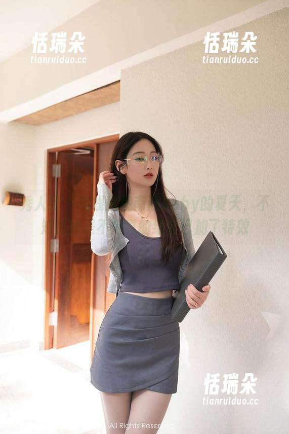秀人网-南湘baby 秀人网 - 在线探视南湘baby的夏天,不知道她是不是真的给自己加了特效