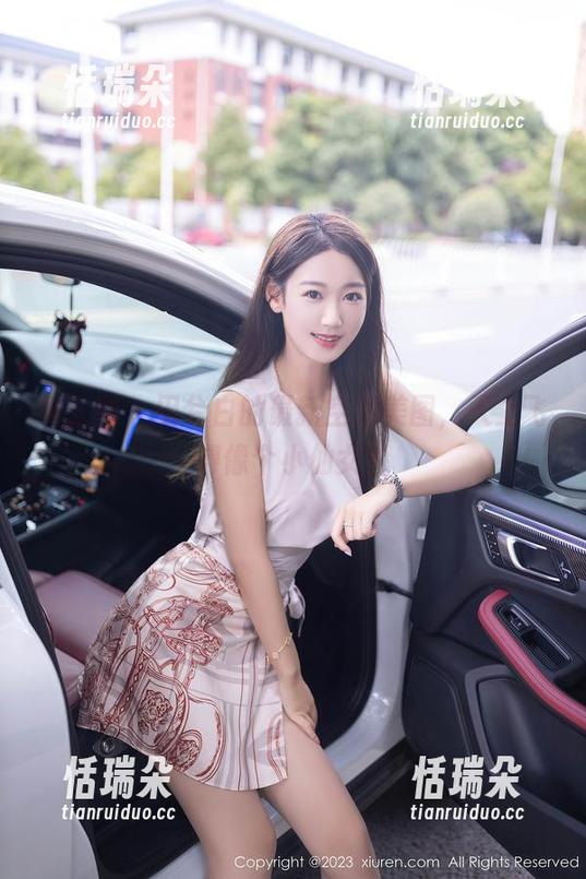 秀人网-田兮白 秀人网 - 田兮白的最新空姐美图,天上飞得像个小仙女?