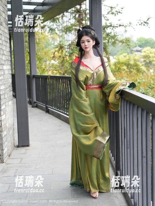 秀人网-鱼子酱Fish 秀人网 - 鱼子酱Fish的红裙写真,图库中的耀眼小妖精