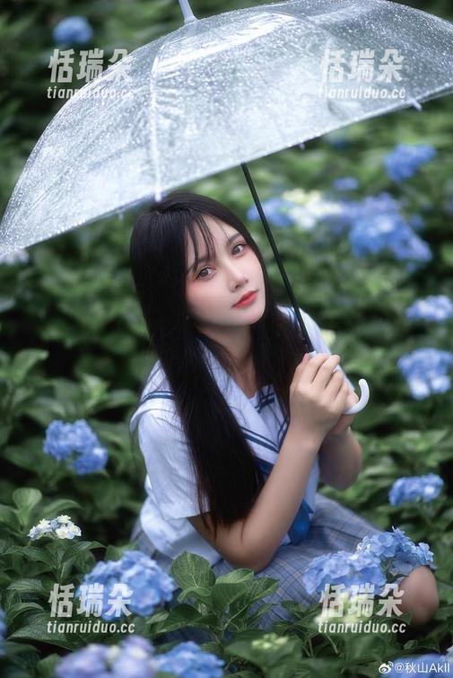 秋山AkI 秋山AkI的套图:裤里丝是焦点,而她却在旁边静静发光!