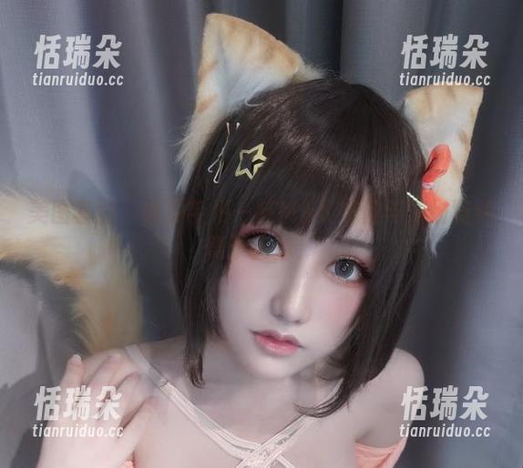 芊川一笑MNK 美图套图:看那芊川一笑MNK如何与宠物猫共舞于窗前!
